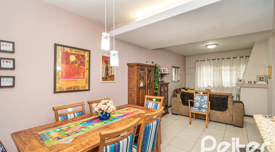 Casa à venda com 231m², 3 dormitórios, 1 suíte, 2 vagas, no bairro Ipanema em Porto Alegre