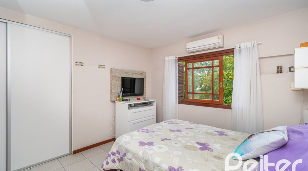 Casa à venda com 231m², 3 dormitórios, 1 suíte, 2 vagas, no bairro Ipanema em Porto Alegre