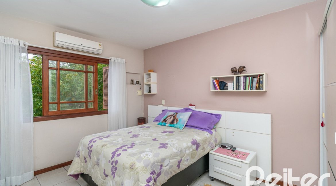 Casa à venda com 231m², 3 dormitórios, 1 suíte, 2 vagas, no bairro Ipanema em Porto Alegre