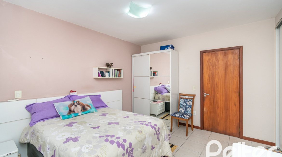 Casa à venda com 231m², 3 dormitórios, 1 suíte, 2 vagas, no bairro Ipanema em Porto Alegre