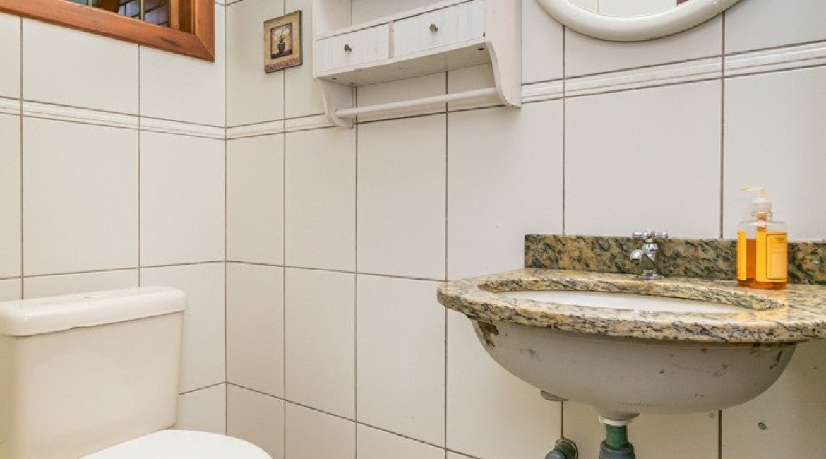 Casa à venda com 231m², 3 dormitórios, 1 suíte, 2 vagas, no bairro Ipanema em Porto Alegre