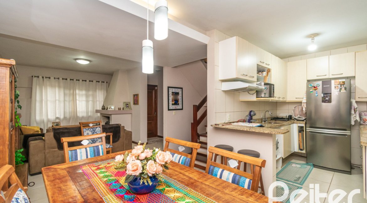 Casa à venda com 231m², 3 dormitórios, 1 suíte, 2 vagas, no bairro Ipanema em Porto Alegre