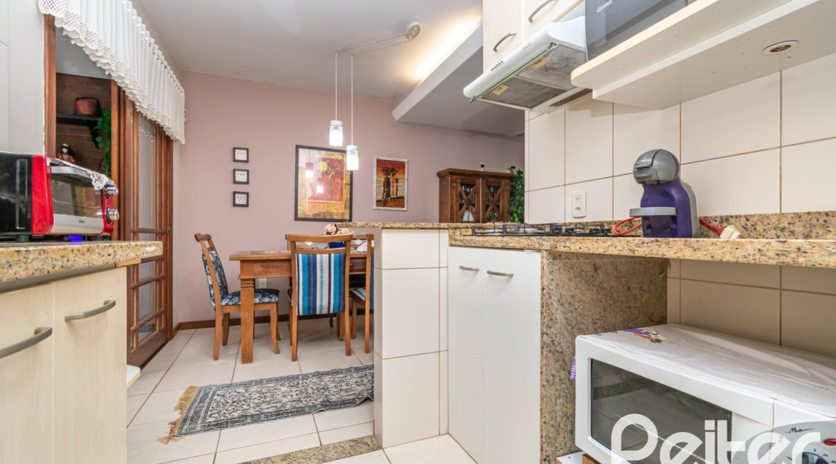 Casa à venda com 231m², 3 dormitórios, 1 suíte, 2 vagas, no bairro Ipanema em Porto Alegre