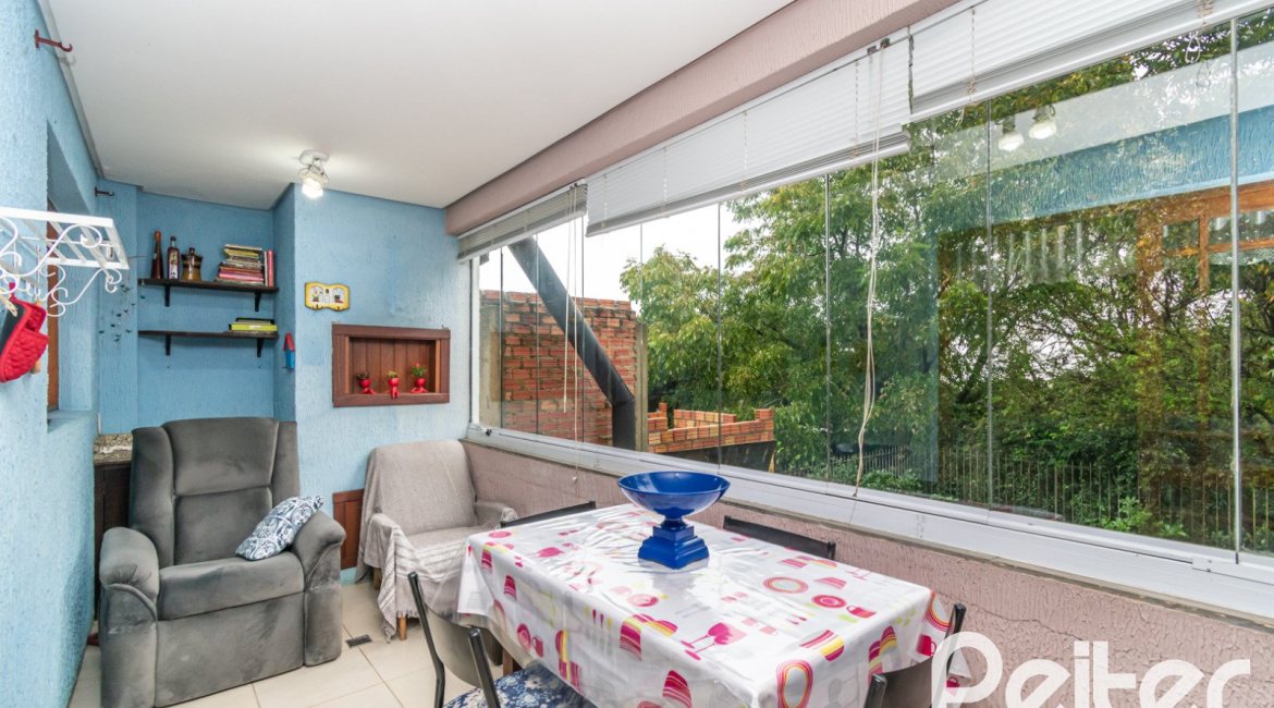 Casa à venda com 231m², 3 dormitórios, 1 suíte, 2 vagas, no bairro Ipanema em Porto Alegre