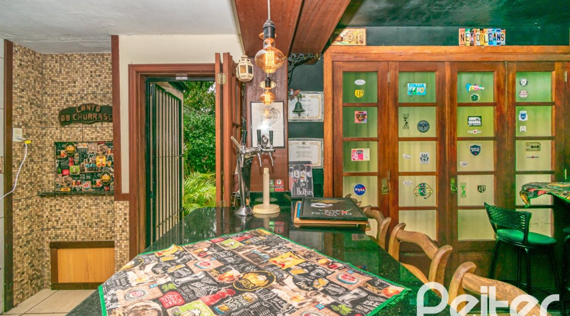 Casa à venda com 231m², 3 dormitórios, 1 suíte, 2 vagas, no bairro Ipanema em Porto Alegre