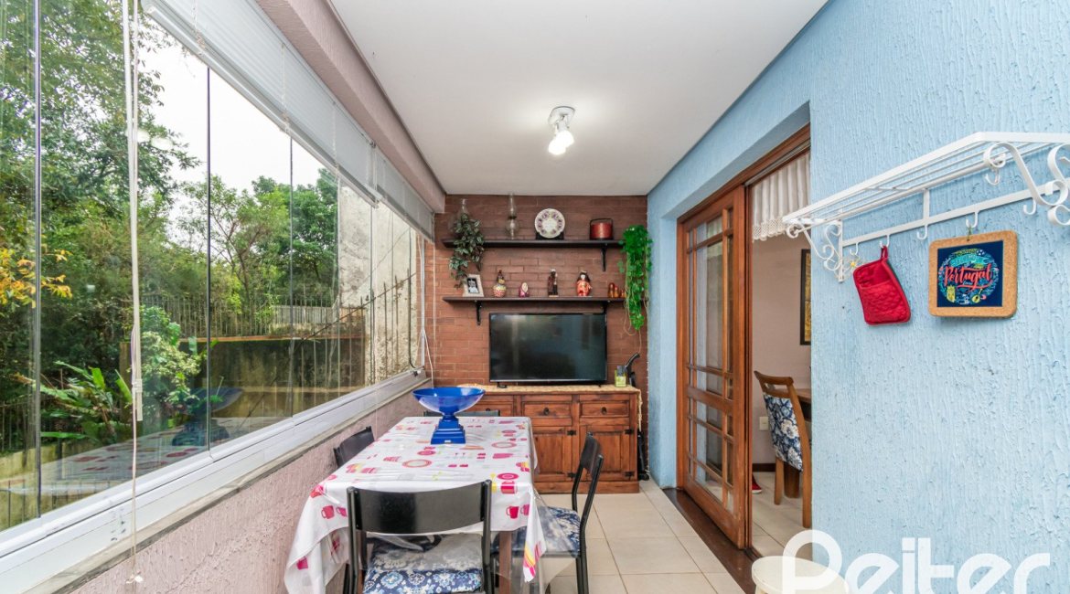 Casa à venda com 231m², 3 dormitórios, 1 suíte, 2 vagas, no bairro Ipanema em Porto Alegre