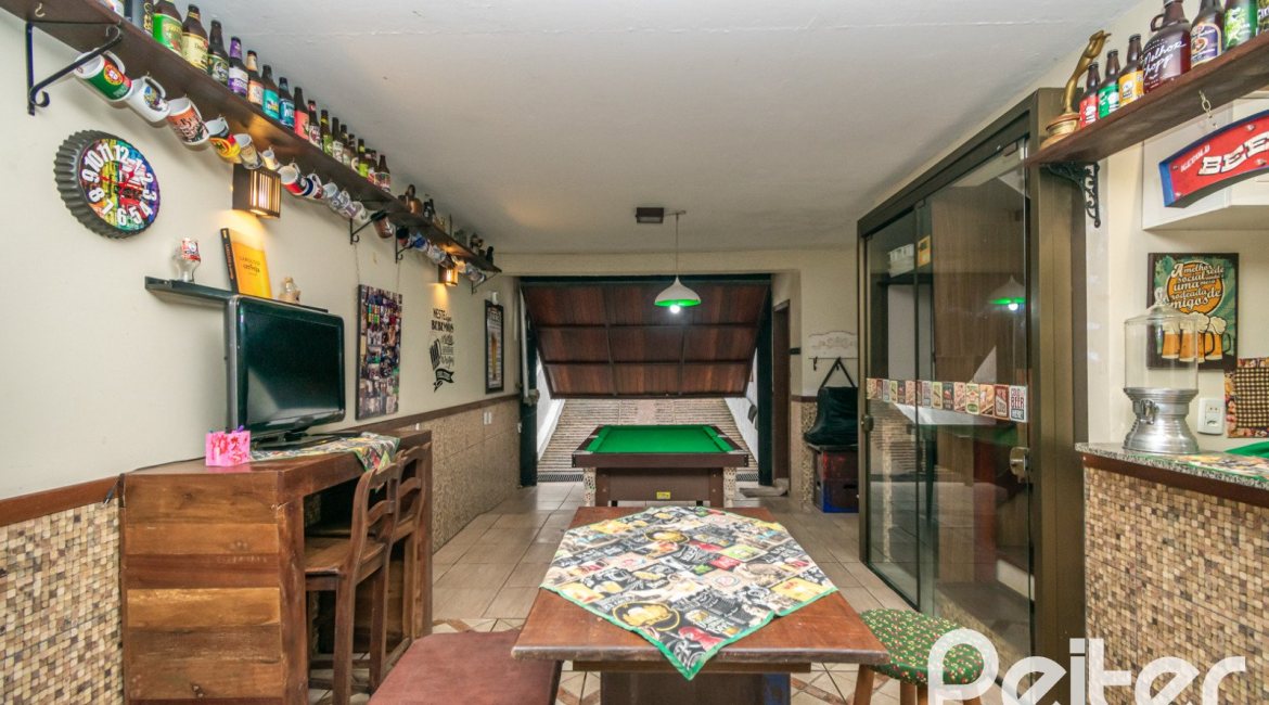 Casa à venda com 231m², 3 dormitórios, 1 suíte, 2 vagas, no bairro Ipanema em Porto Alegre