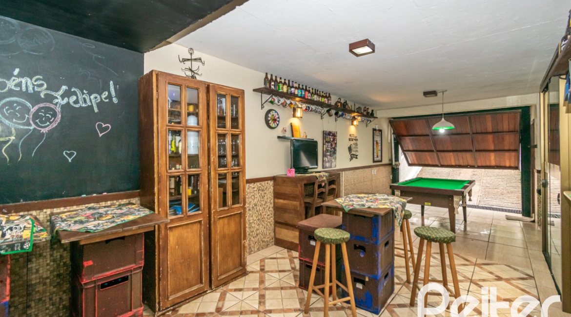 Casa à venda com 231m², 3 dormitórios, 1 suíte, 2 vagas, no bairro Ipanema em Porto Alegre