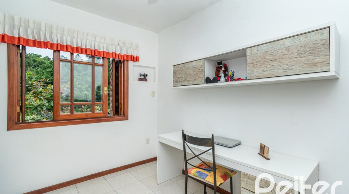 Casa à venda com 231m², 3 dormitórios, 1 suíte, 2 vagas, no bairro Ipanema em Porto Alegre