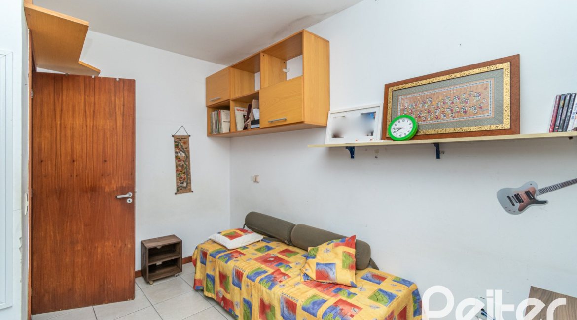 Casa à venda com 231m², 3 dormitórios, 1 suíte, 2 vagas, no bairro Ipanema em Porto Alegre