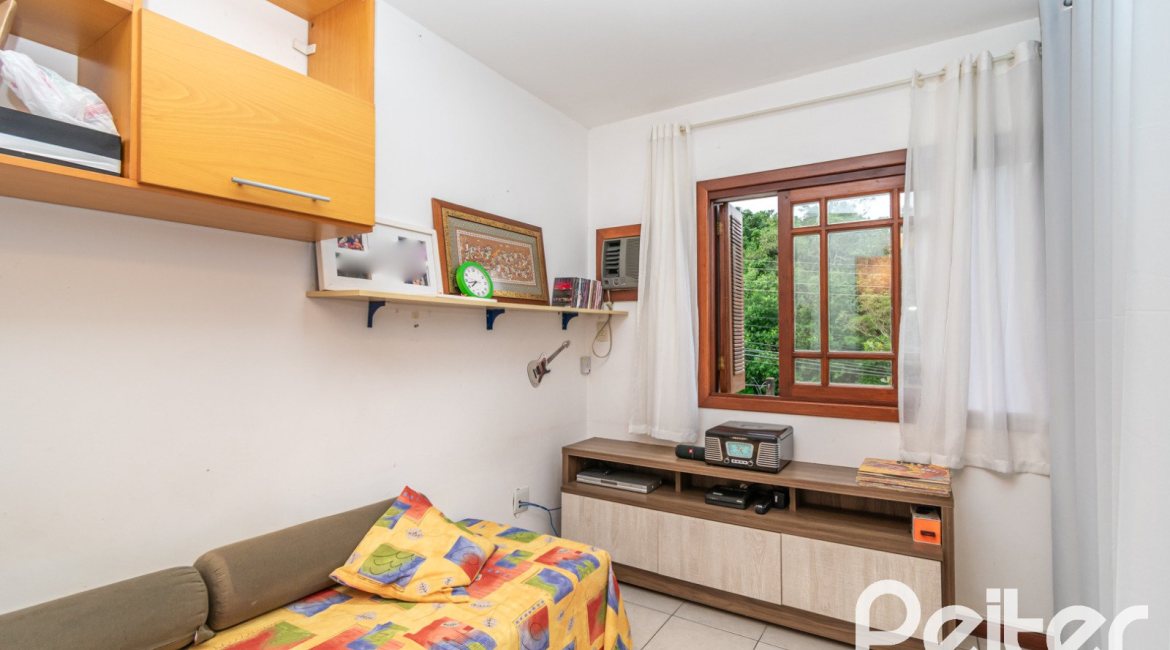 Casa à venda com 231m², 3 dormitórios, 1 suíte, 2 vagas, no bairro Ipanema em Porto Alegre