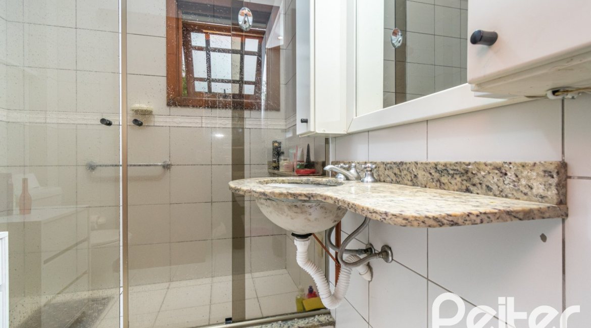 Casa à venda com 231m², 3 dormitórios, 1 suíte, 2 vagas, no bairro Ipanema em Porto Alegre