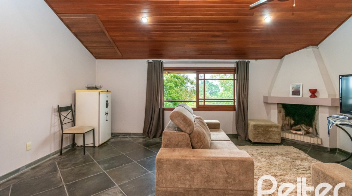 Casa à venda com 231m², 3 dormitórios, 1 suíte, 2 vagas, no bairro Ipanema em Porto Alegre