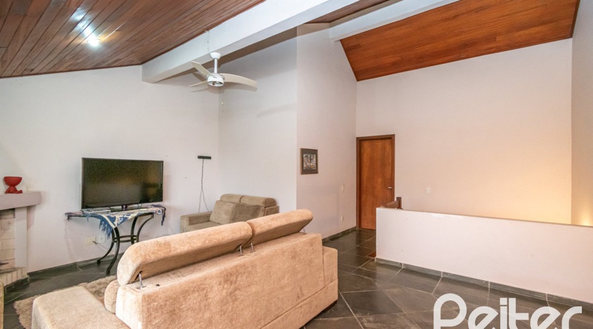 Casa à venda com 231m², 3 dormitórios, 1 suíte, 2 vagas, no bairro Ipanema em Porto Alegre