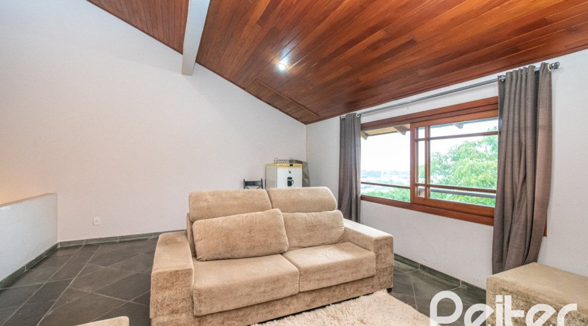 Casa à venda com 231m², 3 dormitórios, 1 suíte, 2 vagas, no bairro Ipanema em Porto Alegre