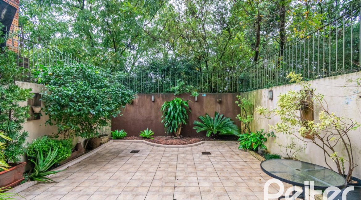 Casa à venda com 231m², 3 dormitórios, 1 suíte, 2 vagas, no bairro Ipanema em Porto Alegre