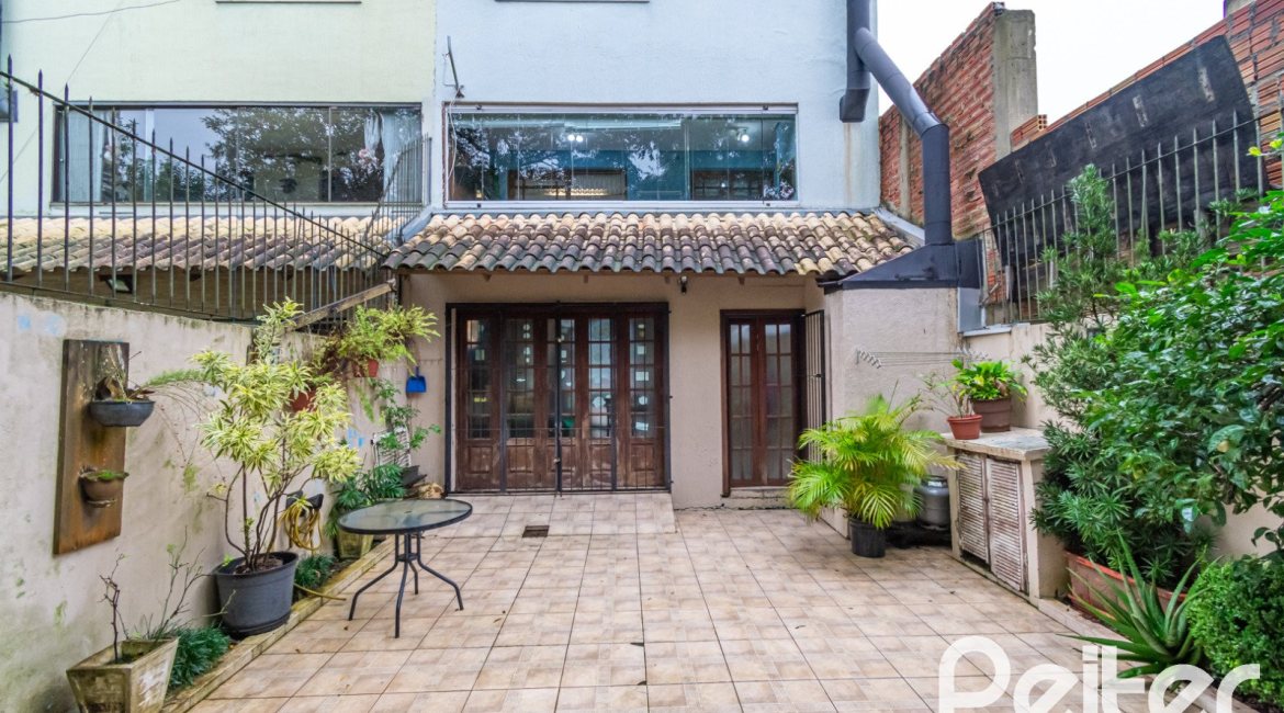 Casa à venda com 231m², 3 dormitórios, 1 suíte, 2 vagas, no bairro Ipanema em Porto Alegre