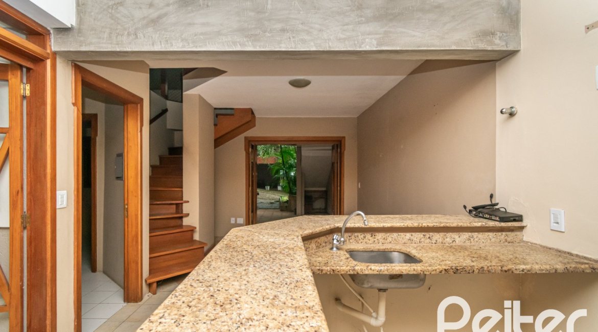 Casa em Condomínio à venda com 279m², 3 dormitórios, 1 suíte, 4 vagas, no bairro Jardim Isabel em Porto Alegre