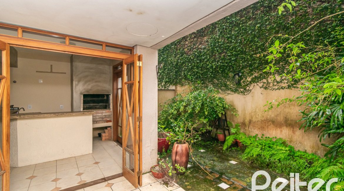 Casa em Condomínio à venda com 279m², 3 dormitórios, 1 suíte, 4 vagas, no bairro Jardim Isabel em Porto Alegre