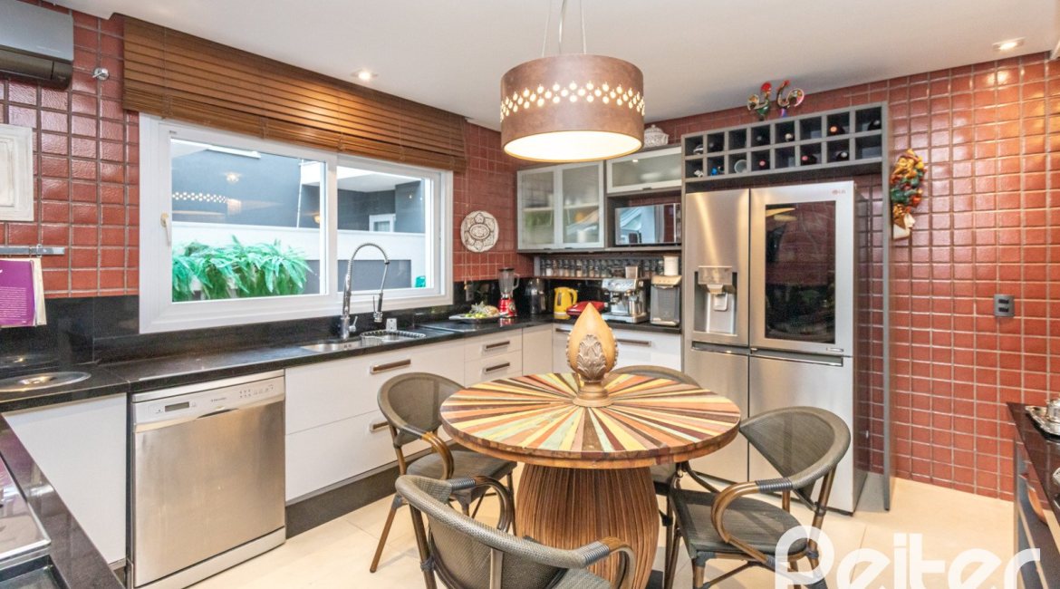 Casa em Condomínio à venda com 592m², 3 dormitórios, 3 suítes, 4 vagas, no bairro Terra Ville em PORTO ALEGRE