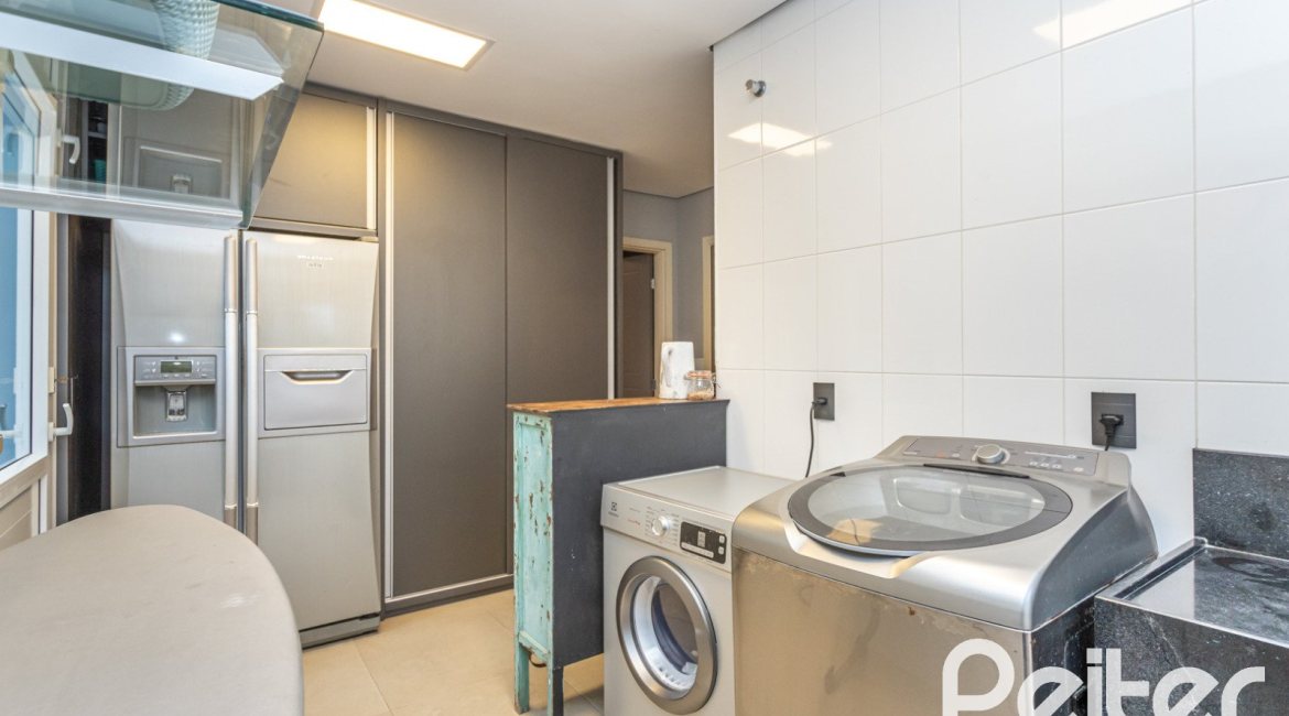 Casa em Condomínio à venda com 592m², 3 dormitórios, 3 suítes, 4 vagas, no bairro Terra Ville em PORTO ALEGRE