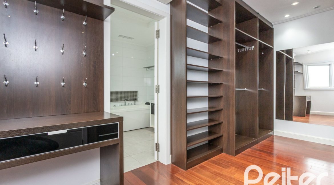 Casa em Condomínio à venda com 506m², 4 dormitórios, 4 suítes, 4 vagas, no bairro Terra Ville em Porto Alegre