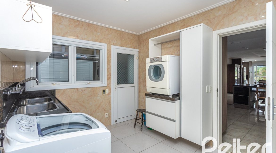 Casa em Condomínio à venda com 506m², 4 dormitórios, 4 suítes, 4 vagas, no bairro Terra Ville em Porto Alegre