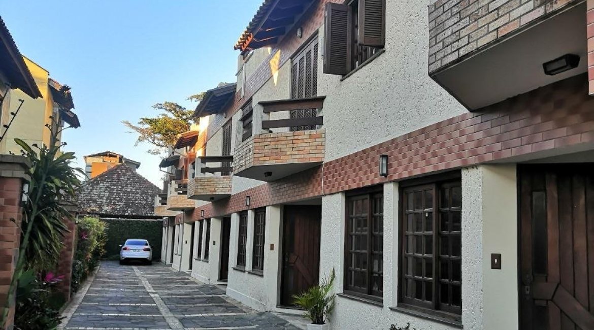 Casa em Condomínio à venda com 190m², 3 dormitórios, 1 suíte, 2 vagas, no bairro Ipanema em Porto Alegre