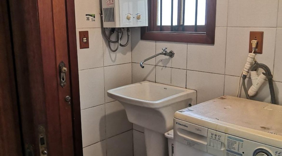 Casa em Condomínio à venda com 190m², 3 dormitórios, 1 suíte, 2 vagas, no bairro Ipanema em Porto Alegre