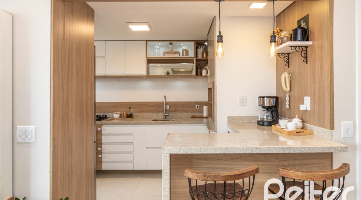 Apartamento à venda com 70m², 2 dormitórios, 1 suíte, 2 vagas, no bairro Cristal em Porto Alegre