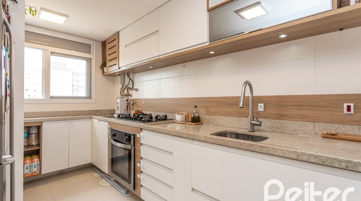 Apartamento à venda com 70m², 2 dormitórios, 1 suíte, 2 vagas, no bairro Cristal em Porto Alegre