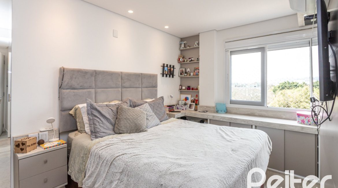 Apartamento à venda com 70m², 2 dormitórios, 1 suíte, 2 vagas, no bairro Cristal em Porto Alegre