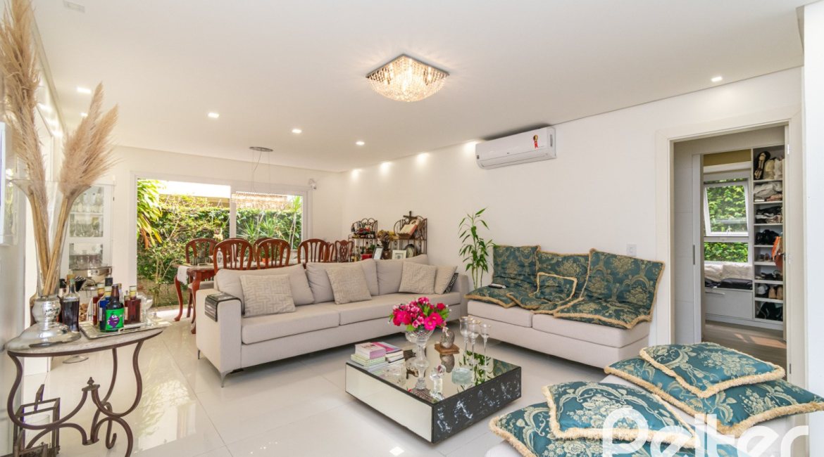 Casa à venda com 484m², 3 dormitórios, 2 suítes, 4 vagas, no bairro Tristeza em Porto Alegre