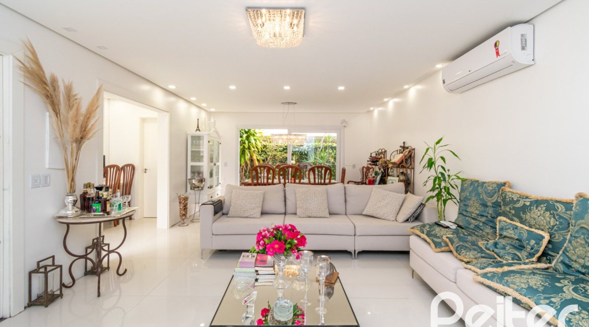 Casa à venda com 484m², 3 dormitórios, 2 suítes, 4 vagas, no bairro Tristeza em Porto Alegre