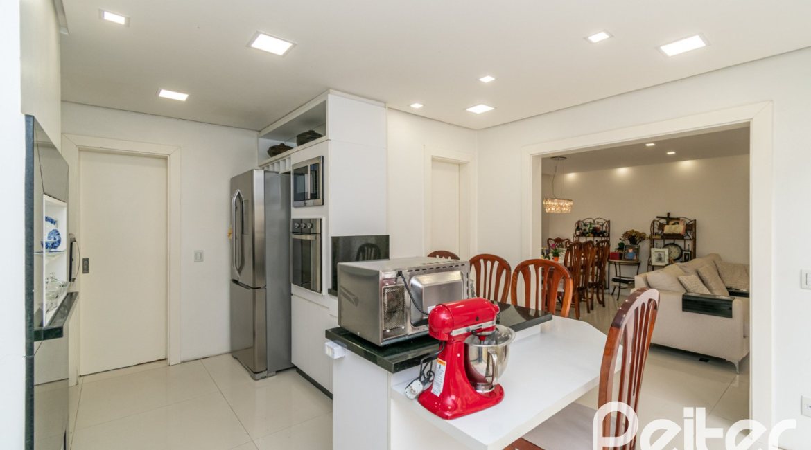 Casa à venda com 484m², 3 dormitórios, 2 suítes, 4 vagas, no bairro Tristeza em Porto Alegre