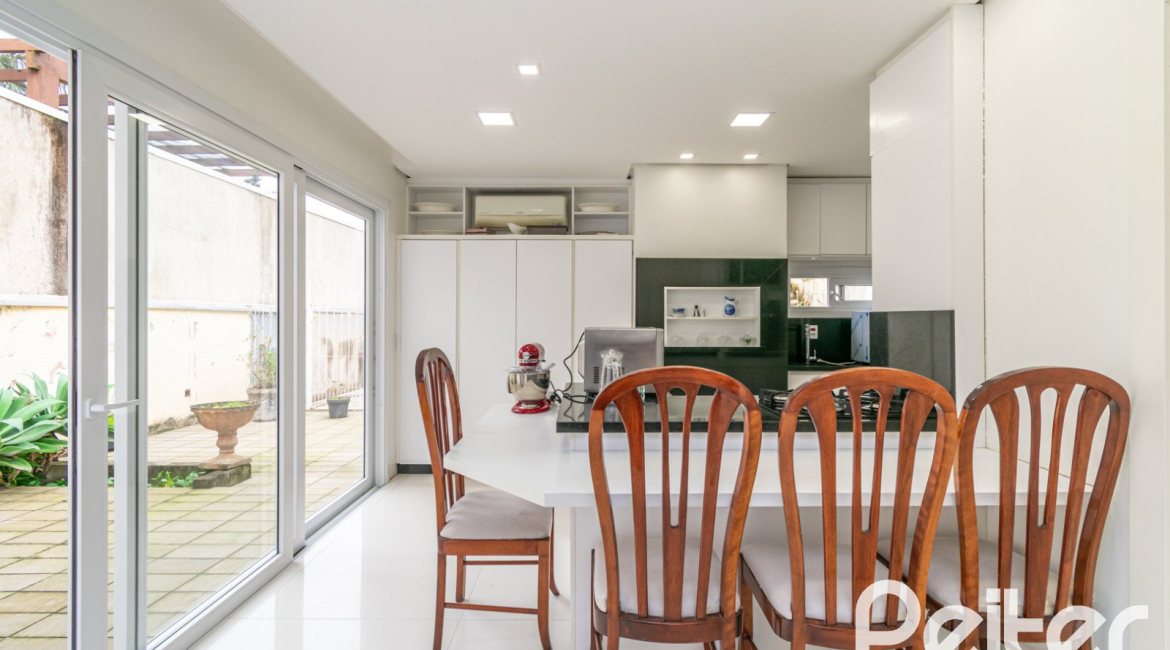 Casa à venda com 484m², 3 dormitórios, 2 suítes, 4 vagas, no bairro Tristeza em Porto Alegre