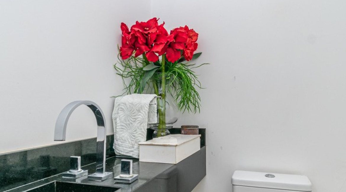 Casa à venda com 484m², 3 dormitórios, 2 suítes, 4 vagas, no bairro Tristeza em Porto Alegre