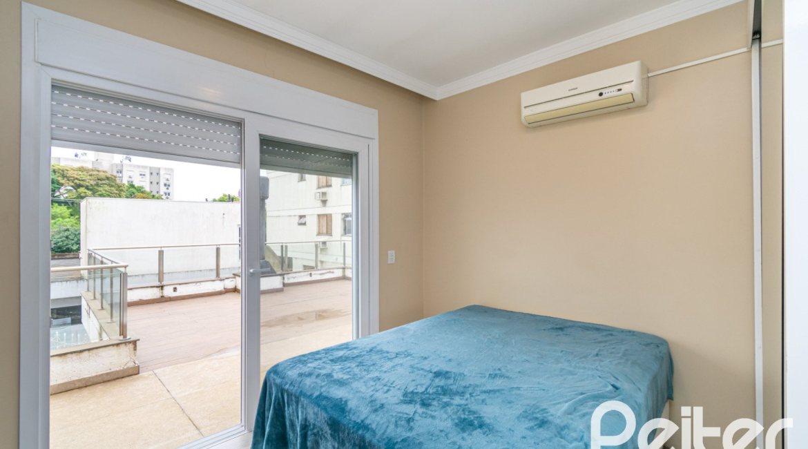 Casa à venda com 484m², 3 dormitórios, 2 suítes, 4 vagas, no bairro Tristeza em Porto Alegre