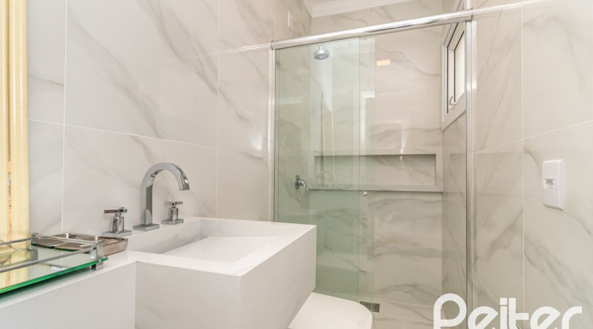 Casa à venda com 484m², 3 dormitórios, 2 suítes, 4 vagas, no bairro Tristeza em Porto Alegre