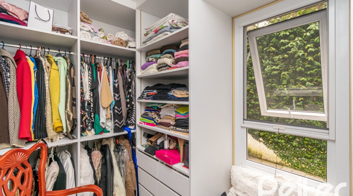 Casa à venda com 484m², 3 dormitórios, 2 suítes, 4 vagas, no bairro Tristeza em Porto Alegre