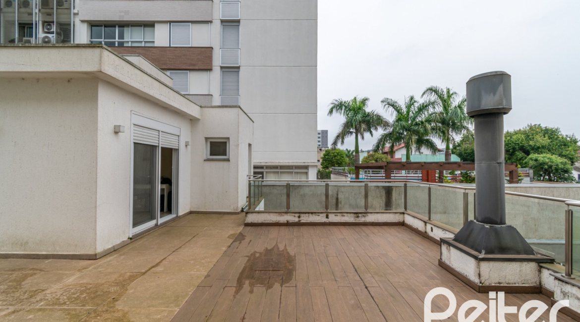 Casa à venda com 484m², 3 dormitórios, 2 suítes, 4 vagas, no bairro Tristeza em Porto Alegre