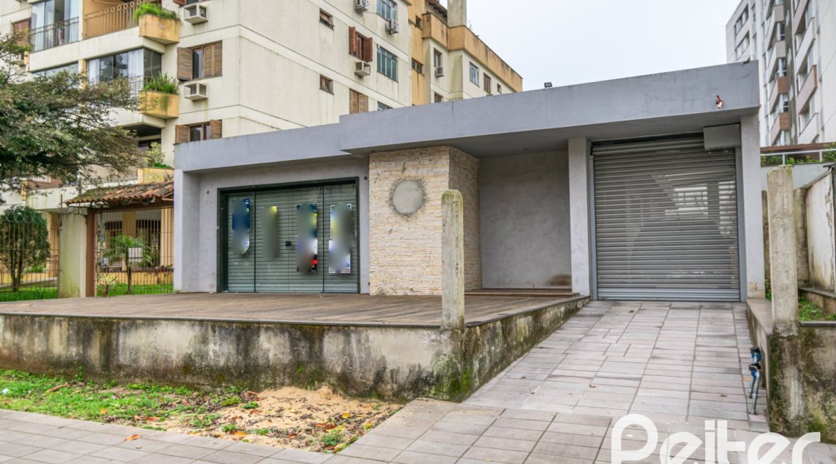 Casa à venda com 484m², 3 dormitórios, 2 suítes, 4 vagas, no bairro Tristeza em Porto Alegre