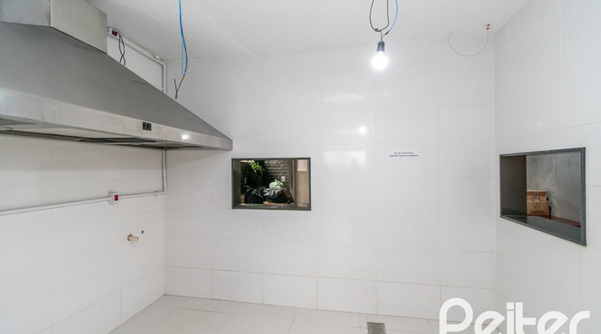 Casa à venda com 484m², 3 dormitórios, 2 suítes, 4 vagas, no bairro Tristeza em Porto Alegre