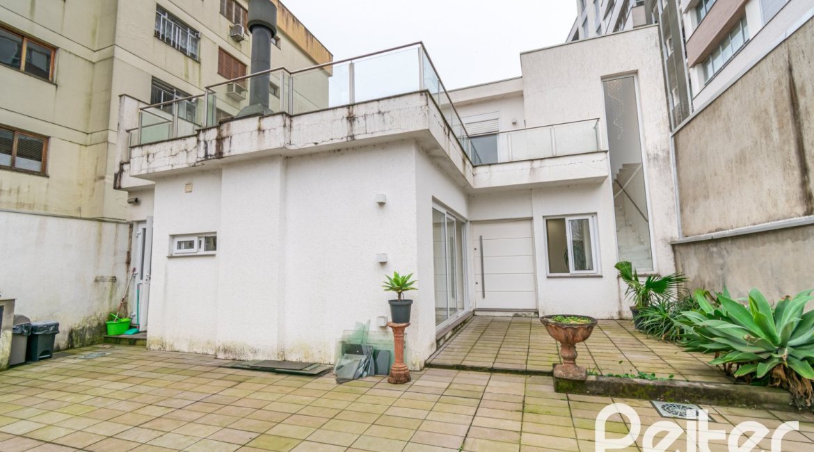 Casa à venda com 484m², 3 dormitórios, 2 suítes, 4 vagas, no bairro Tristeza em Porto Alegre
