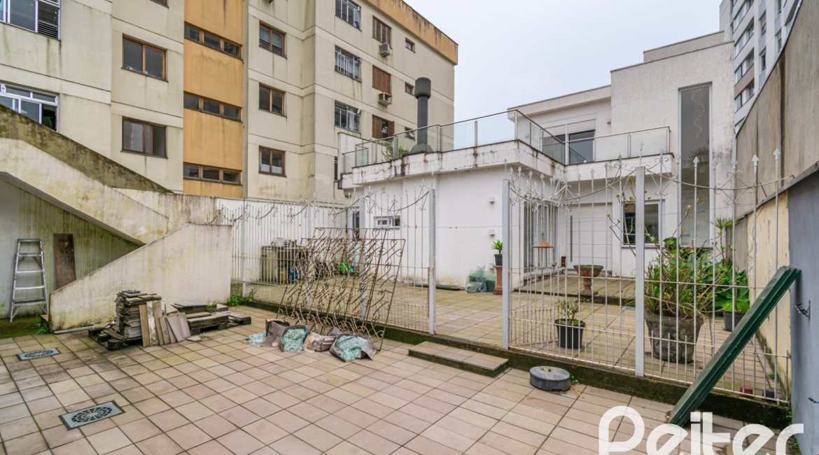 Casa à venda com 484m², 3 dormitórios, 2 suítes, 4 vagas, no bairro Tristeza em Porto Alegre