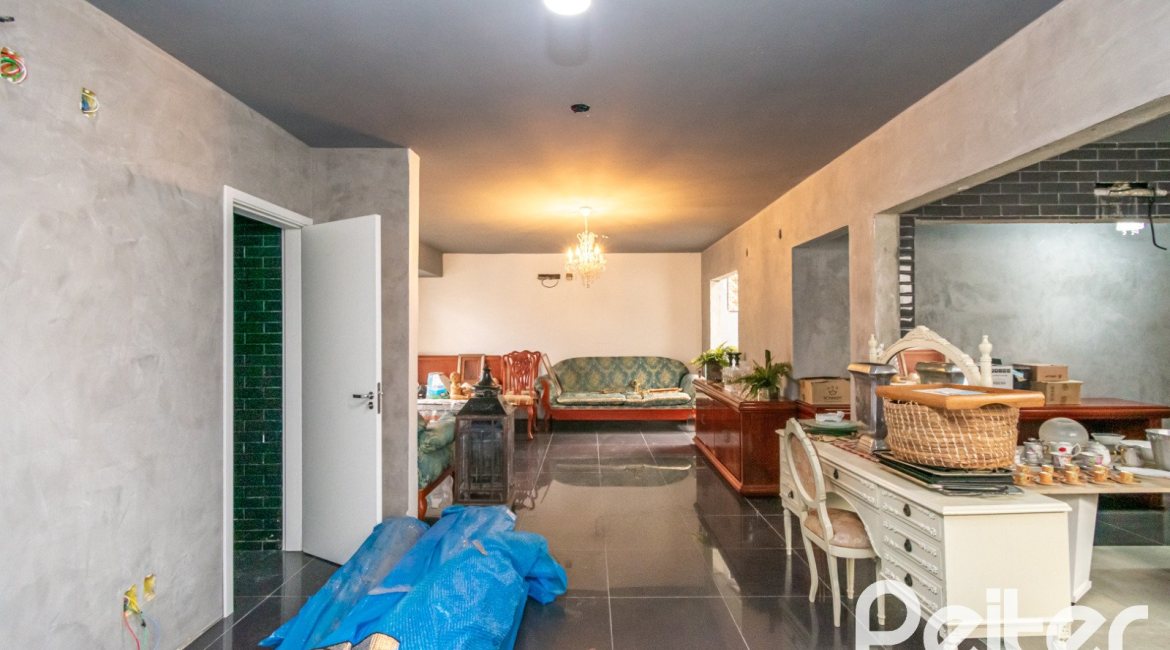 Casa à venda com 484m², 3 dormitórios, 2 suítes, 4 vagas, no bairro Tristeza em Porto Alegre