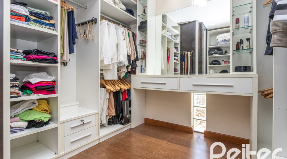 Casa em Condomínio à venda com 386m², 4 dormitórios, 4 suítes, 4 vagas, no bairro Terra Ville em PORTO ALEGRE