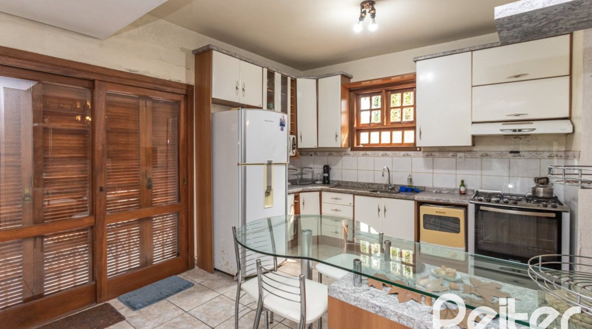 Casa à venda com 400m², 3 dormitórios, 1 suíte, 5 vagas, no bairro Vila Assunção em Porto Alegre