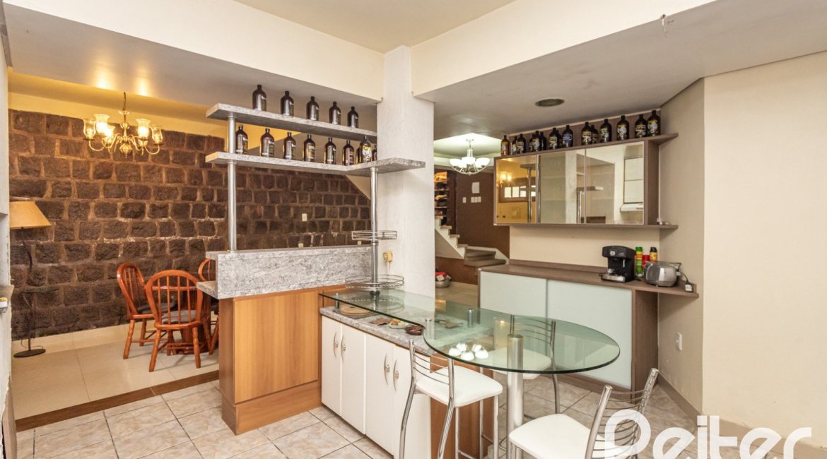 Casa à venda com 400m², 3 dormitórios, 1 suíte, 5 vagas, no bairro Vila Assunção em Porto Alegre