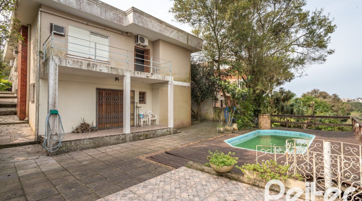 Casa à venda com 400m², 3 dormitórios, 1 suíte, 5 vagas, no bairro Vila Assunção em Porto Alegre